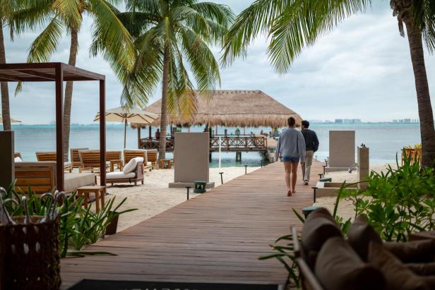 Almare Steg zur Yoga-Plattform am Meer.