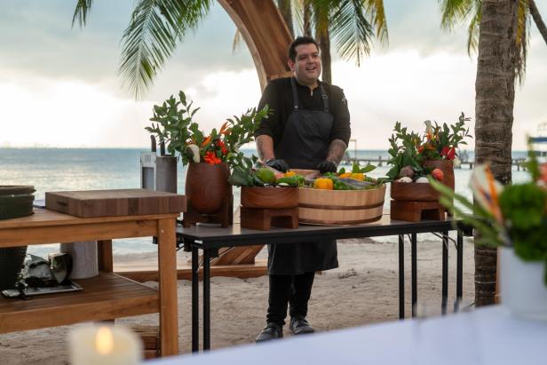 Zubereitung des Fischgerichts Tikin Xic am Strand vom Chefkoch.