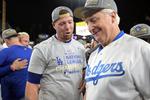 Zwei Männer in Dodgers-Kleidung feiern den Gewinn der National League Championship Series 2024.