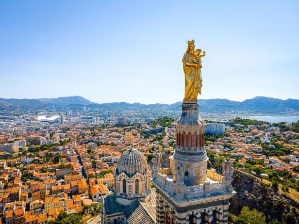 Die Luftaufnahme der Basilika Notre-Dame-de-la-Garde in Marseille, einer Hafenstadt in Frankreich.