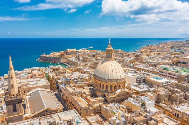 Luftaufnahme der Karmelitenkirche und der St.-Pauls-Kathedrale in Valletta, Malta.
