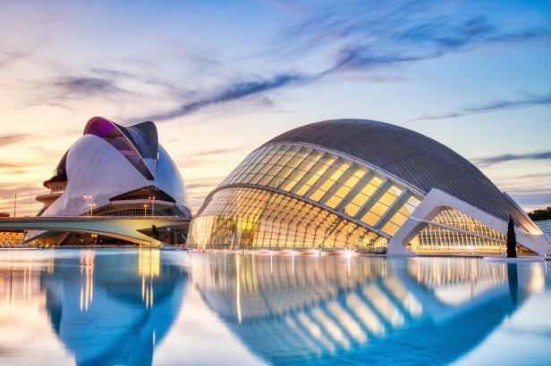 Der beleuchtete Palau de les Arts in Valencia bei Dämmerung.