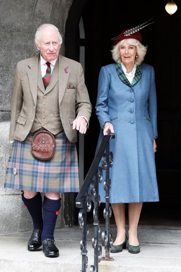 König Charles III. und Königin Camilla bei einem öffentlichen Auftritt in Schottland.