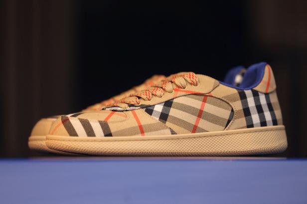 Ein Paar Burberry-Sneakers mit dem charakteristischen Karomuster.
