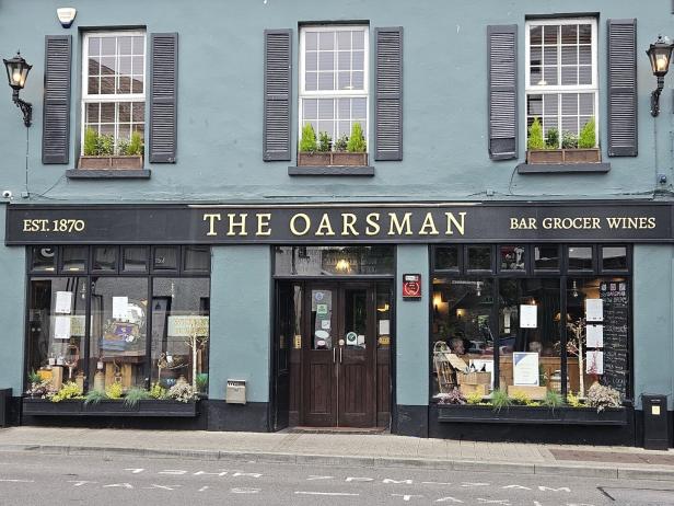 Die Fassade von „The Oarsman“, einer Bar mit Lebensmittelgeschäft und Weinhandel, gegründet 1870.
