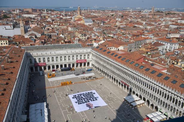 Hochzeitssprüche Greenpeace activists stage protest against Jeff Bezos' wedding in Venice