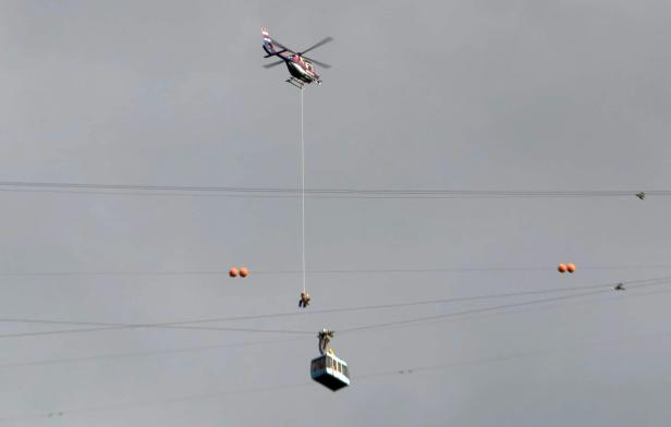 Hubschrauber und Gondel bei Bergeaktion