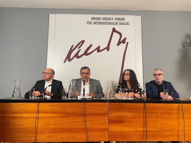 (Von Links nach Rechts) Mitri Raheb, Mohammed Abu-Nimer, Viola Raheb und Brant Rosen diskutieren im Bruno-Kreisky-Haus in Wien.