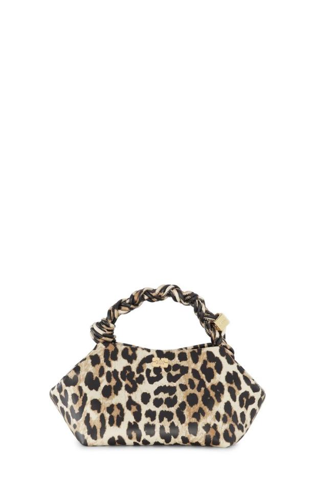 Eine Handtasche mit Leopardenmuster und einem geflochtenen Griff.
