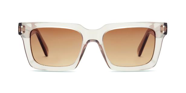 Eine Nahaufnahme einer transparenten Sonnenbrille mit braunen Gläsern.