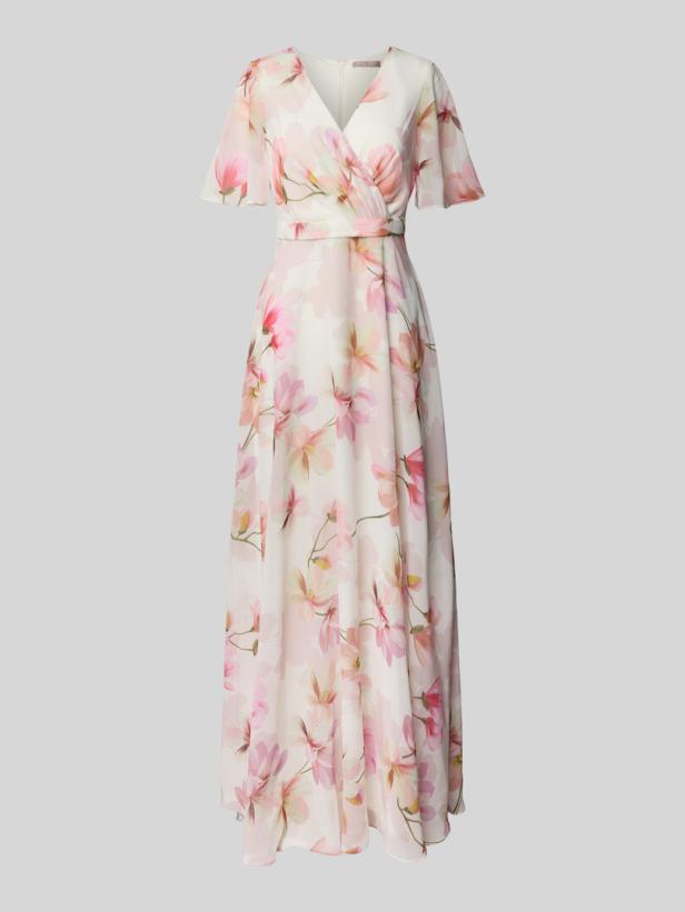Ein langes, weißes Kleid mit rosa Blumenmuster.