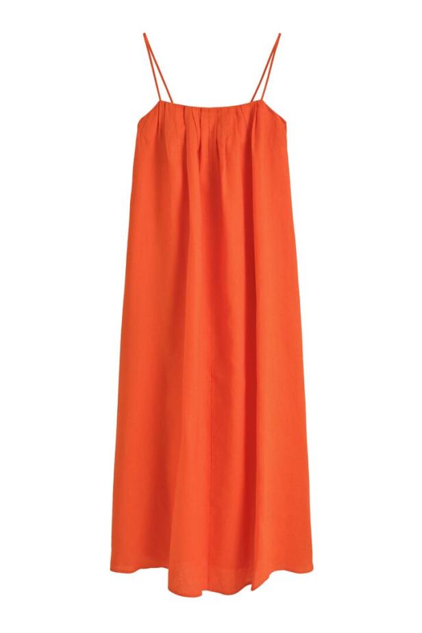 Ein ärmelloses, orangefarbenes Maxikleid mit Spaghettiträgern.