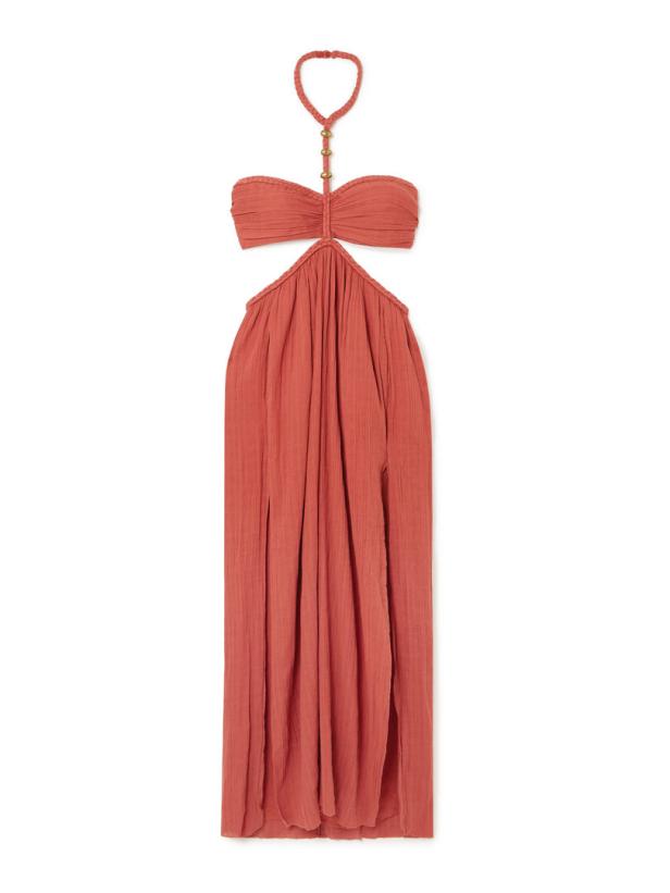 Ein lachsfarbenes, ärmelloses Maxikleid mit Neckholder und seitlichen Cut-Outs.