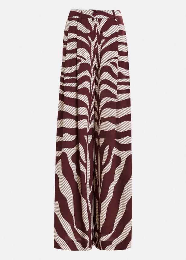 Eine lange, weite Hose mit einem abstrakten, braun-beigen Muster.