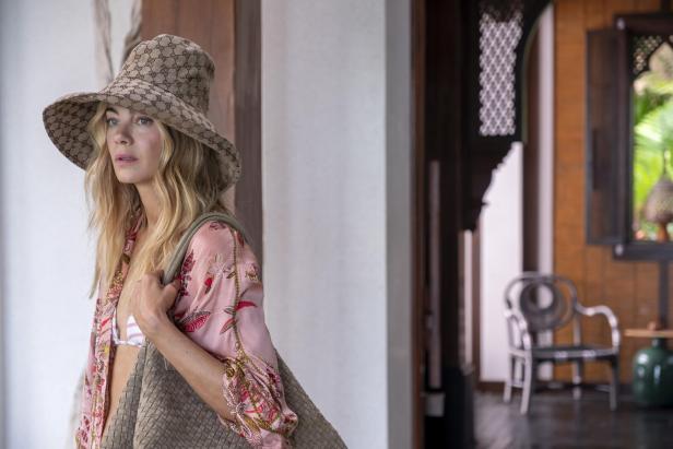 Eine Frau mit einem Gucci-Hut, wie sie in der Serie „The White Lotus“ zu sehen sein könnte.