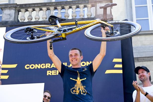Remco Evenepoel feiert seine Goldmedaillen bei der R.EV-Fahrt.