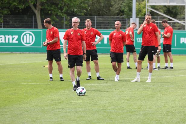 Peter Stöger und sein Trainerteam legen bei Rapid los.