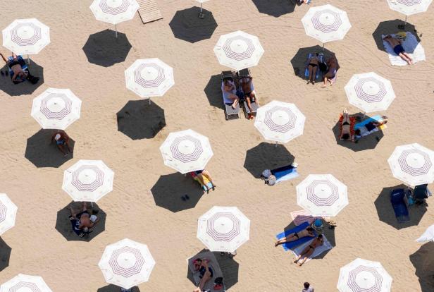 Schattenmacher TOPSHOT-ALBANIA-WEATHER-CLIMATE-HEATWAVE-TOURISM
