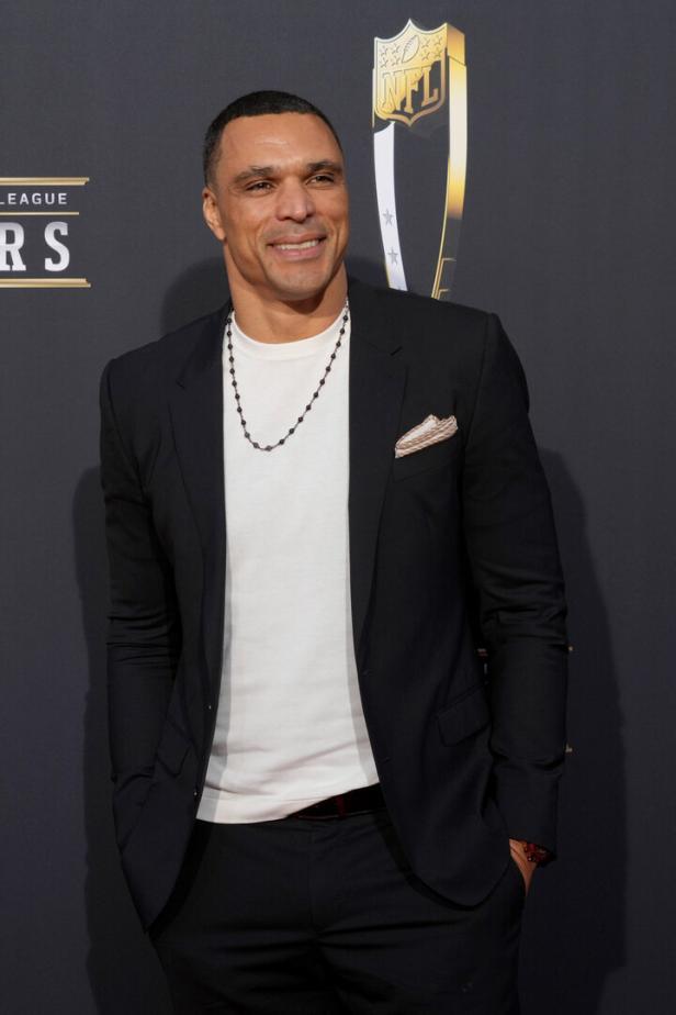 Ein Mann im Anzug auf dem roten Teppich der NFL Honors für Super Bowl LVIII.