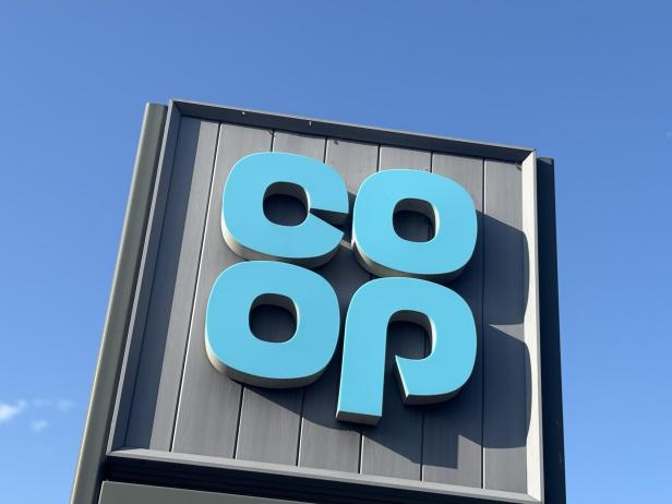 Ein Schild der britischen Supermarktkette Co-op
