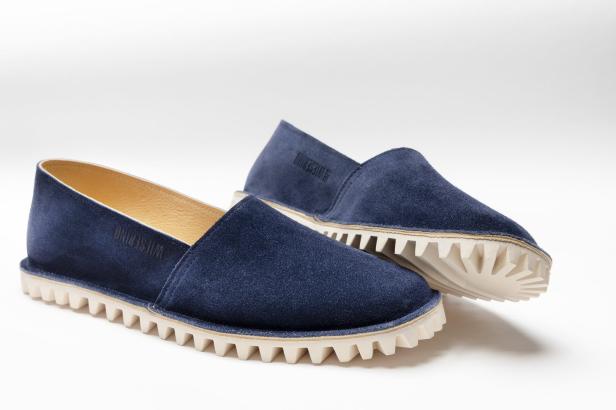 Zwei blaue Wildleder-Slipper der Marke Wieserino mit weißen Sohlen.