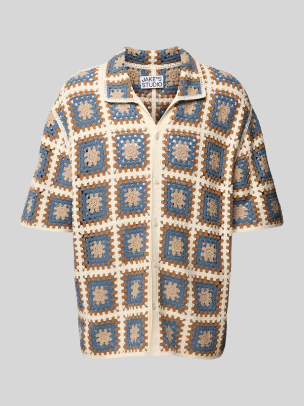Ein gehäkeltes Kurzarmhemd mit blau-beige-braunen Quadraten von Jake*s Studio.