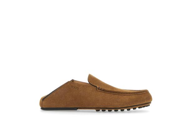 Ein brauner Wildleder-Loafer der Marke Tod's steht auf einem weißen Hintergrund.
