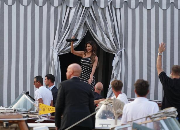 Jeff Bezos und Lauren Sanchez kommen für eine dreitägige Hochzeitsfeier in Venedig an.