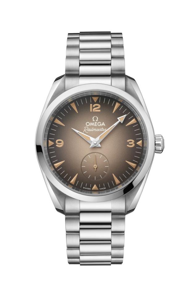 Eine Omega Railmaster Uhr mit braunem Zifferblatt und silbernem Armband.