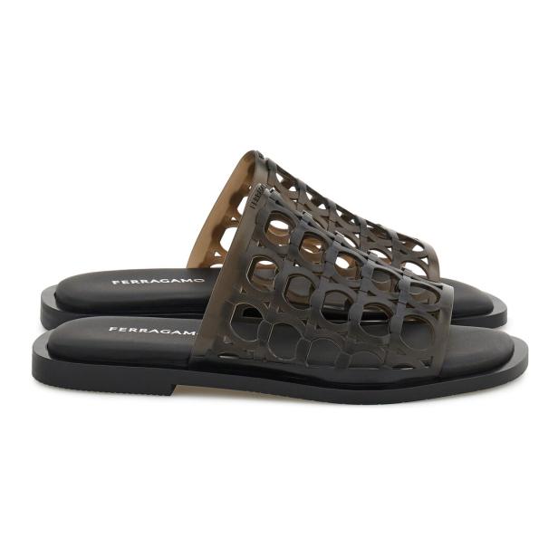 Ein Paar schwarze Ferragamo-Sandalen mit einem durchbrochenen Muster.