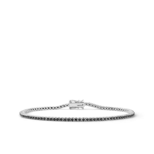 Ein silbernes Armband mit schwarzen Steinen liegt auf einem weißen Hintergrund.