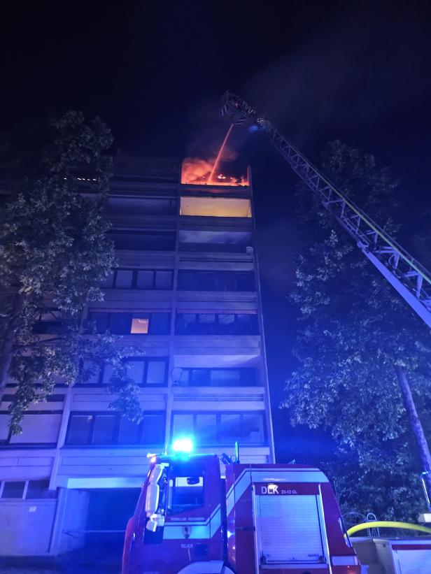 Die Wohnung im siebenten Stock stand beim Eintreffen der Feuerwehr bereits in Vollbrand.