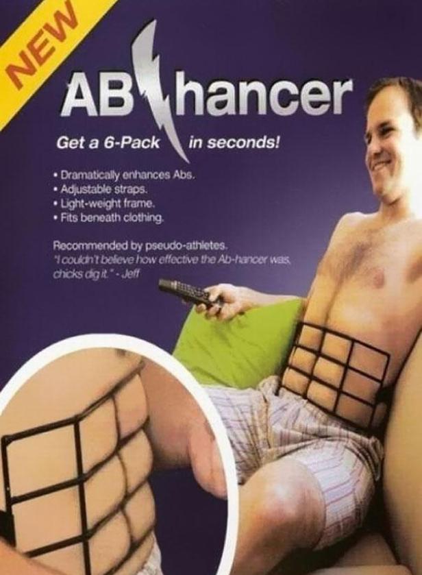 Ein Mann sitzt mit einem „Ab-hancer“, einem Bauchmuskel-Implantat-Imitat, auf der Couch.