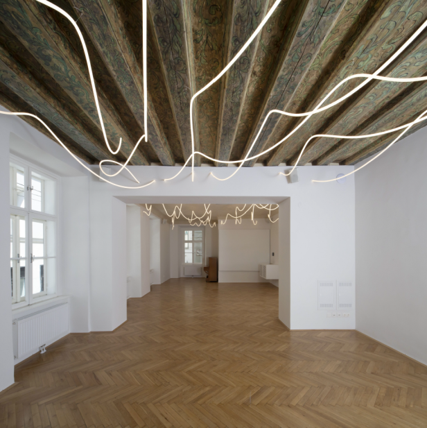 Ein renoviertes Haus von innen, mit schönem Parkettboden, weißen Wänden, unmöbliert