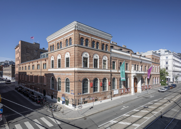 Ein Backsteingebäude von außen, groß
