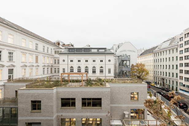 Ein modernes Haus in den Straßen von Wien, von oben