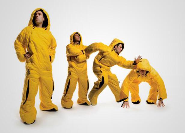 Eine Person in einem gelben Schlafsackanzug in verschiedenen Posen.