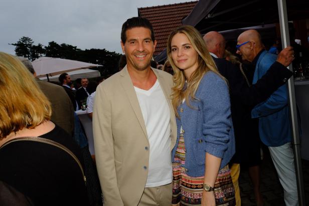 Ein Mann und eine Frau posieren lächelnd auf einer Veranstaltung.