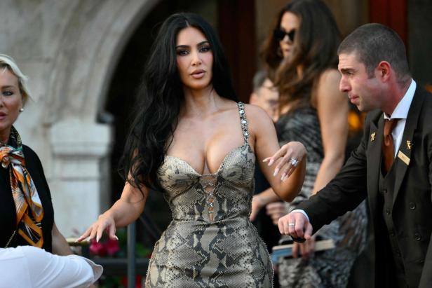Kim Kardashian TOPSHOT-ITALY-VENICE-WEDDING-BEZOS
