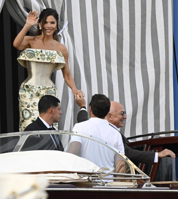 Lauren Sánchez und Bezos beim Verlassen ihres Hotels Jeff Bezos and Lauren Sanchez wedding party in Venice