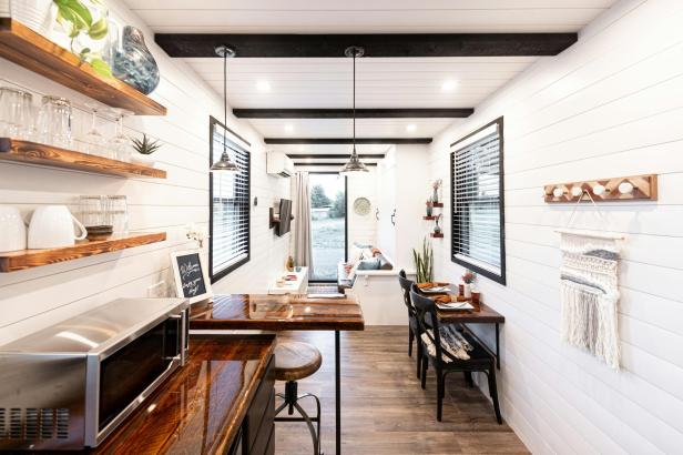 Saubere und ordentliche Küche in einem Tiny House, ausgestattet mit modernen Geräten und viel Stauraum.
