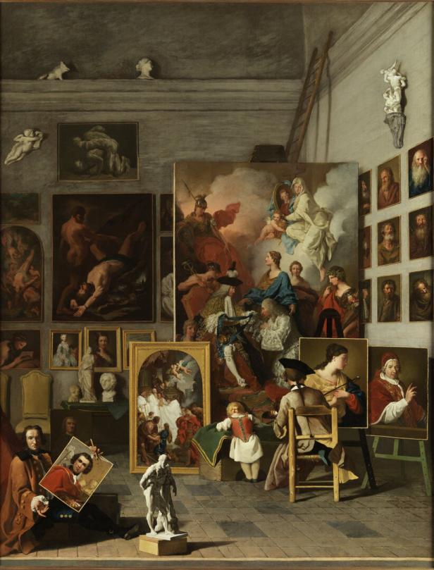 Ein Künstler in seinem Atelier, umgeben von Gemälden und Skulpturen.