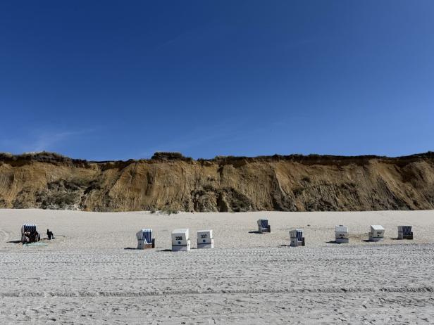 Strandkörbe zwischen Morsum-Kliff und der Nordsee.
