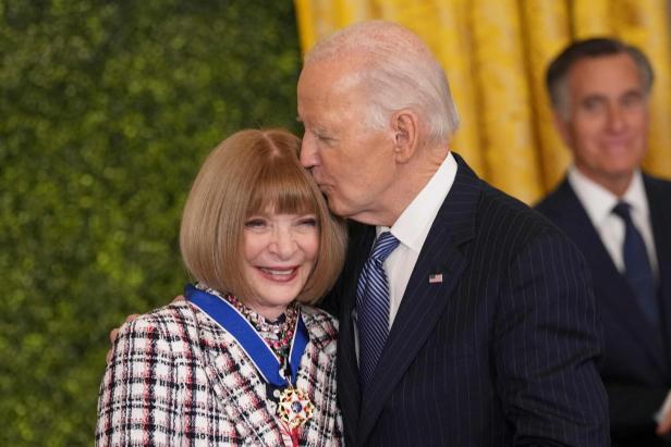 Joe Biden küsst Anna Wintour auf die Stirn, während sie eine Medaille trägt.