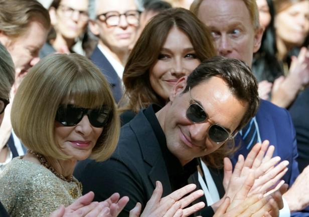 Anna Wintour und Roger Federer applaudieren bei einer Veranstaltung.