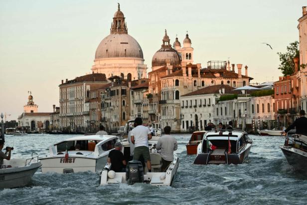 TOPSHOT-ITALY-VENICE-WEDDING-BEZOS
