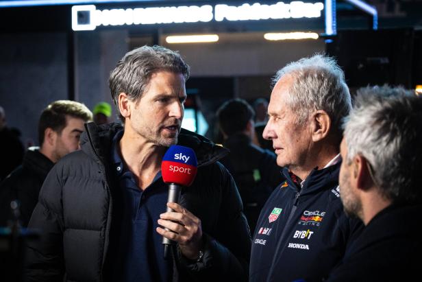 Sky-Reporter Peter Hardenacke (links) in Gespräch mit Helmut Marko, (Aut, Oracle Red Bull Racing, Motorsportchef) USA, F Sky-Reporter Peter Hardenacke (links) in Gespräch mit Helmut Marko, (Aut, Oracle Red Bull Racing, Motorsportchef) USA, F