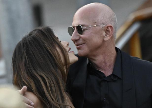 Jeff Bezos and Lauren Sanchez get married in Venice Jeff Bezos and Lauren Sanchez get married in Venice