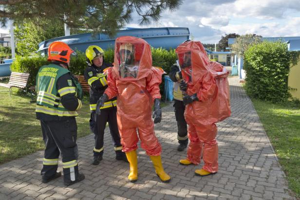 Schadstoffeinsatz im Erlebnisbad Leobersdorf in Niederösterreich.