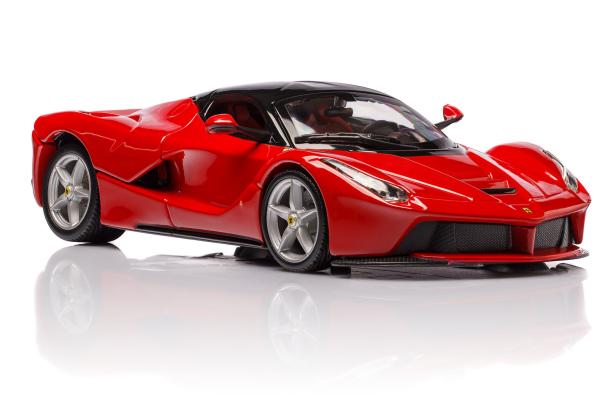 Ein roter LaFerrari Sportwagen auf einem weißen Hintergrund.